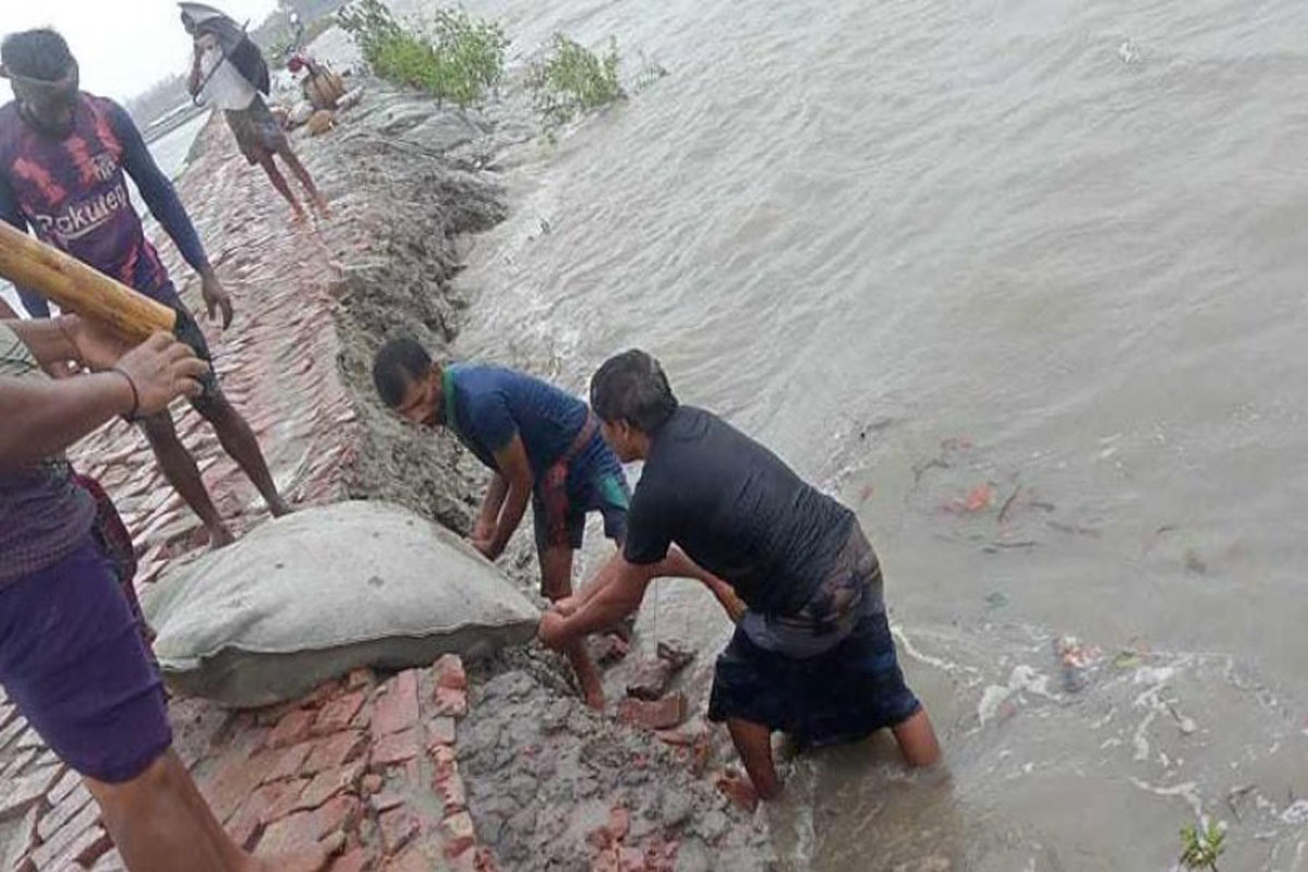 কয়রায় ১১ পয়েন্ট দিয়ে ঢুকেছে পানি, আশ্রয়কেন্দ্রে ৪০ হাজার মানুষ