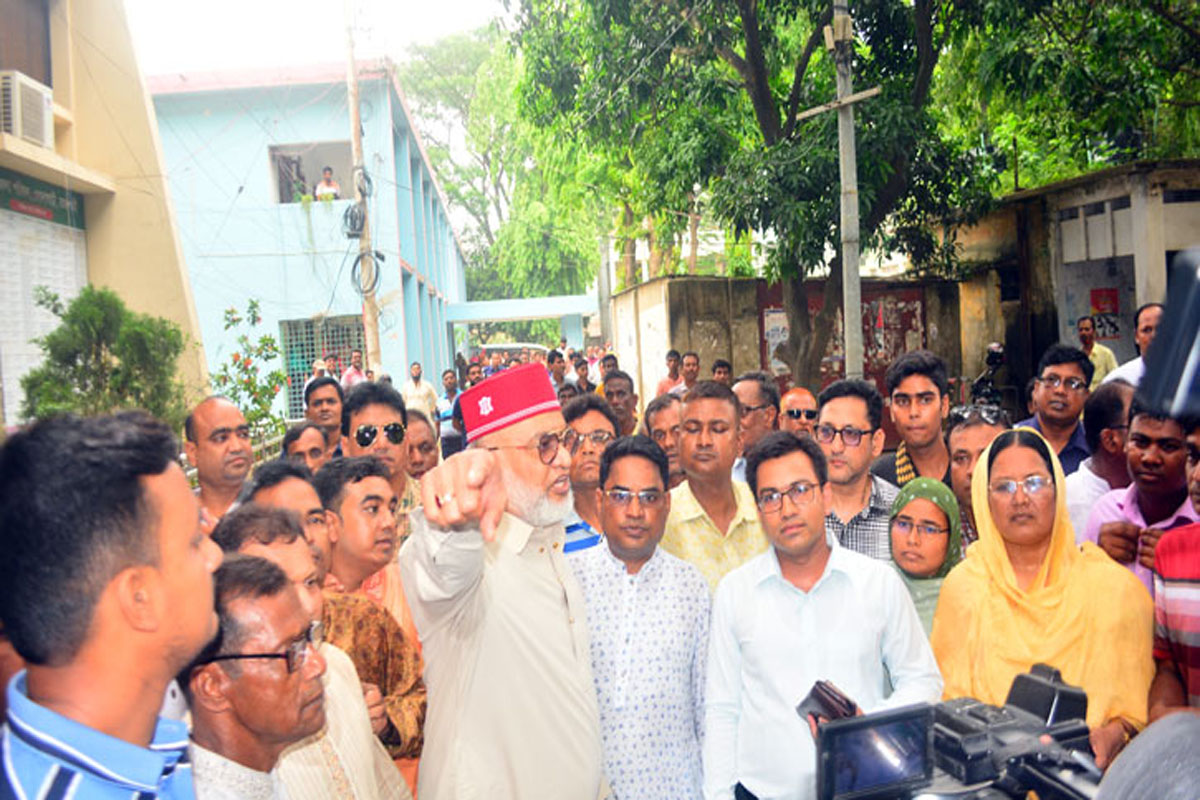 সাংবাদিকদের তোপের মুখে এমপি ফারুক
