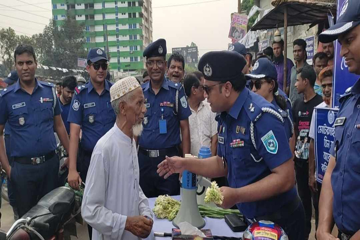 জেলা পুলিশের পক্ষ থেকে হেলমেট বিতরণ ও সচেতনতা মূলক প্রচারণা