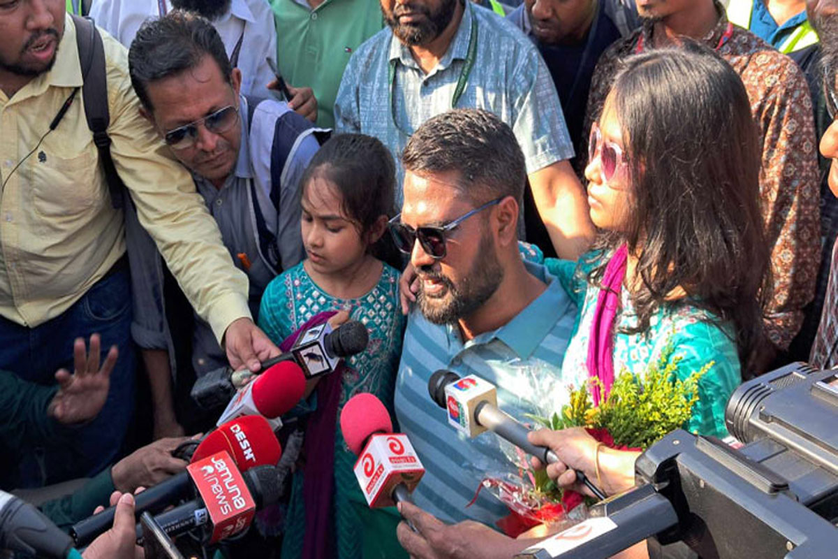 দুই মেয়েকে জড়িয়ে কাঁদলেন চিফ অফিসার আতিকুল্লাহ খান