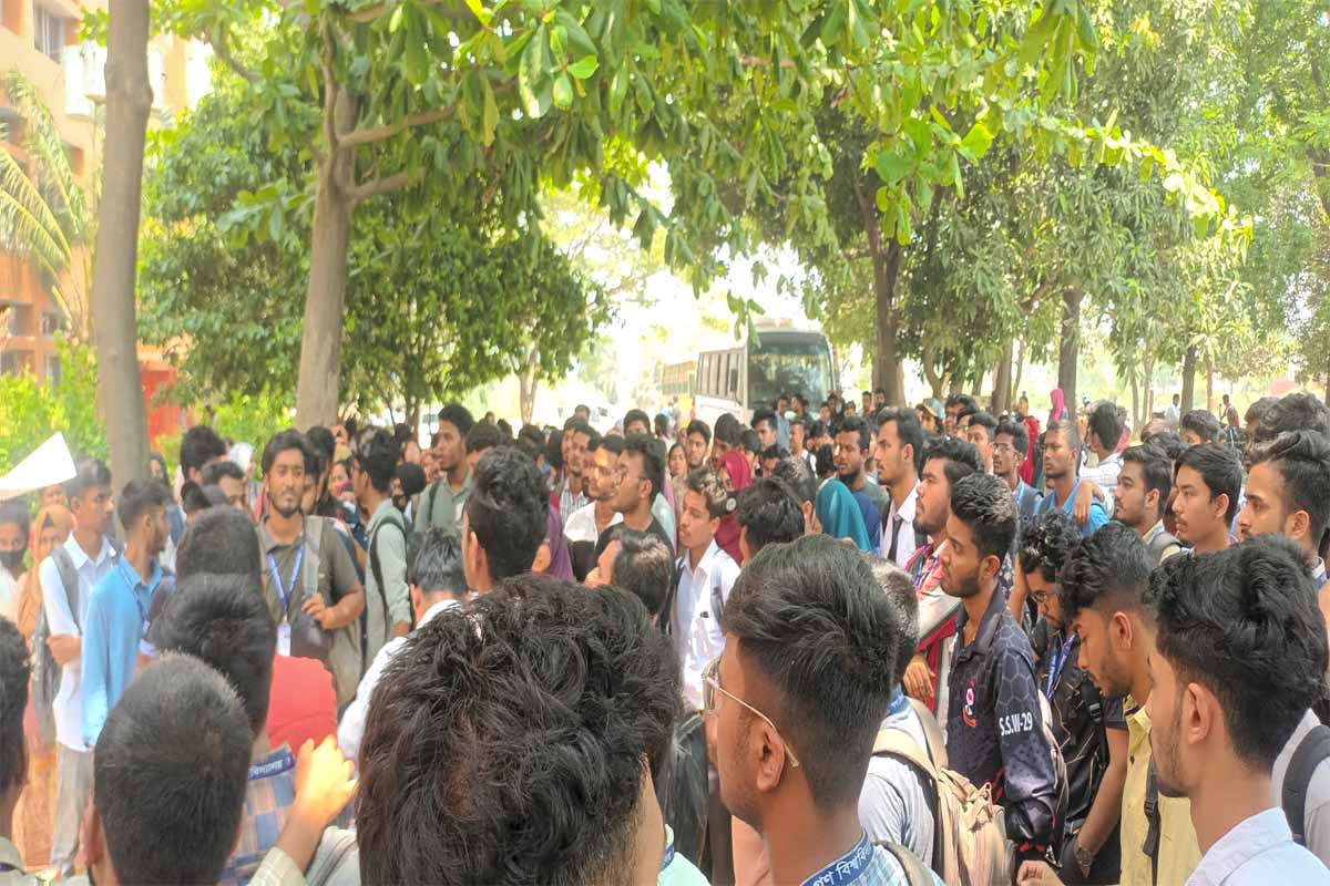 পরীক্ষা পেছানোর দাবিতে গবি শিক্ষার্থীদের স্মারক লিপি প্রদান