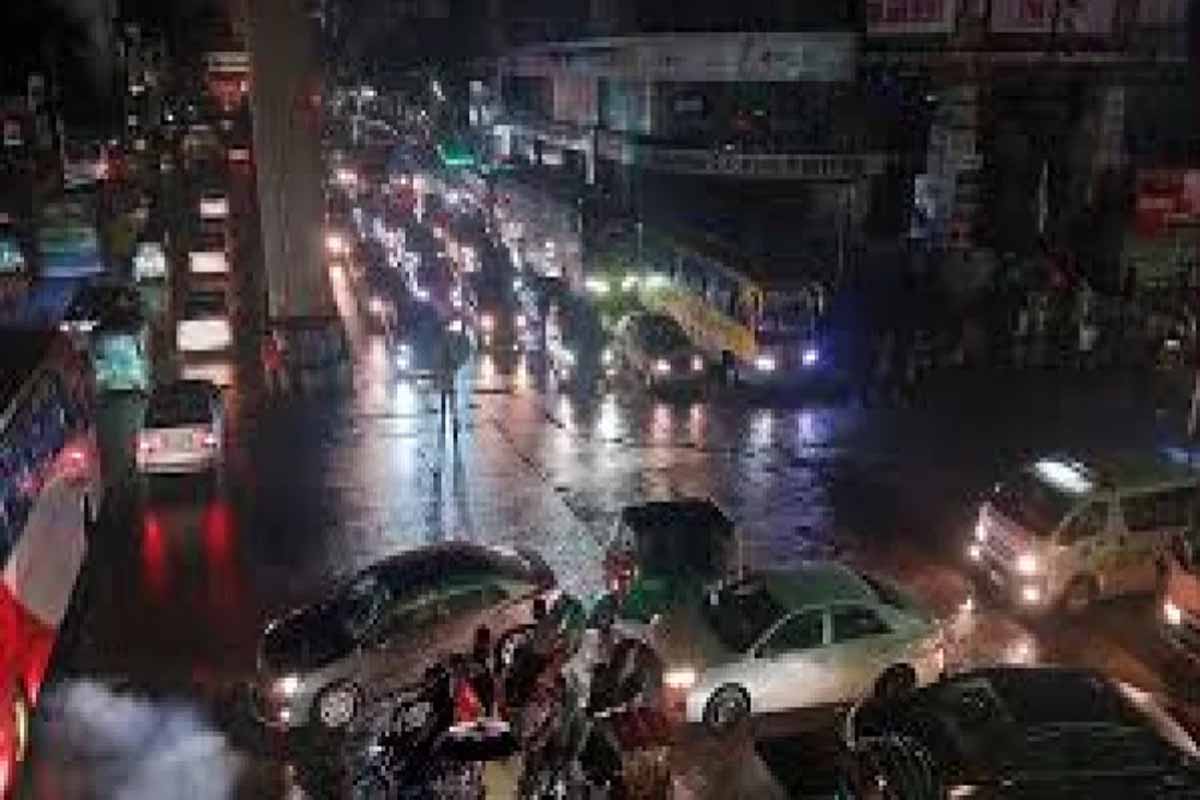 বৃষ্টিতে ভিজলো দাবদাহে তপ্ত রাজধানী