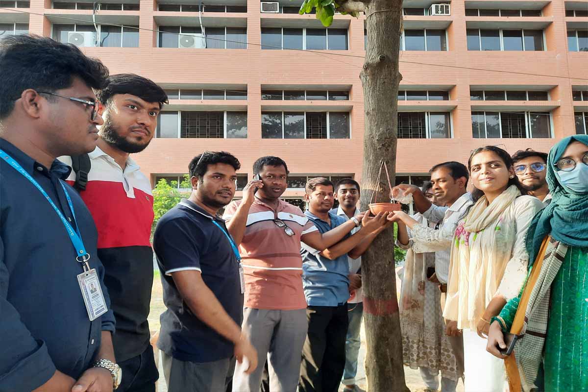তীব্র দাবদাহে পশু-পাখির পানির চাহিদা মেটাতে গবিসাসের উদ্যোগ