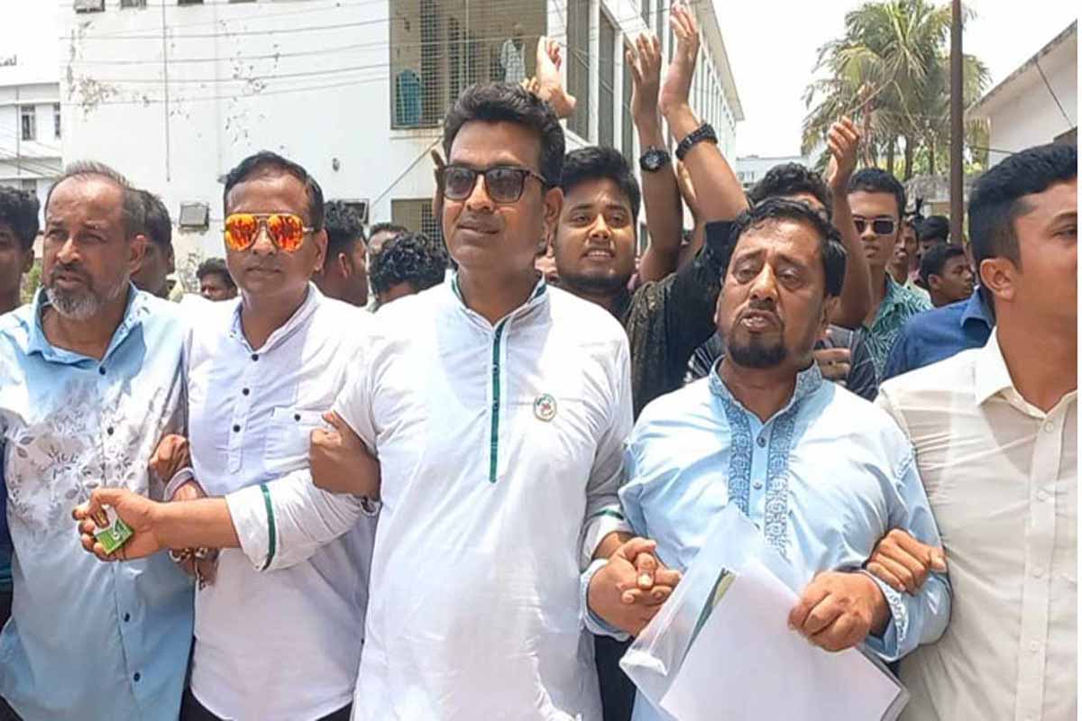 নির্বাচন অফিসের সামনেই আচরণবিধি ভঙ্গ করলেন ৪ প্রার্থী