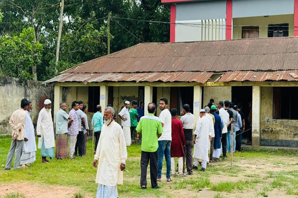ফুলগাজীতে জাল ভোট দিতে গিয়ে আটক ১১, ব্যালট জব্দ