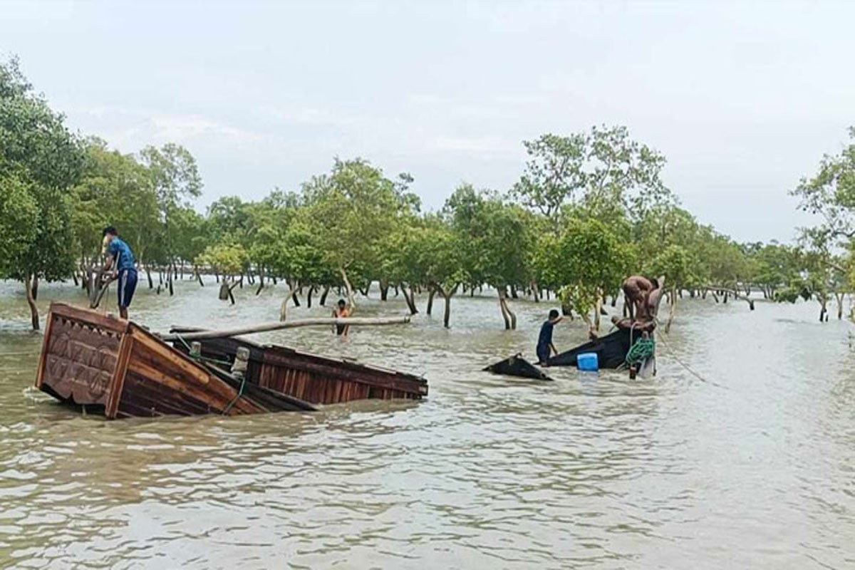 বঙ্গোপসাগর উপকূলে লবণবোঝাই ২০ ট্রলার ডুবি, নিখোঁজ ৭০