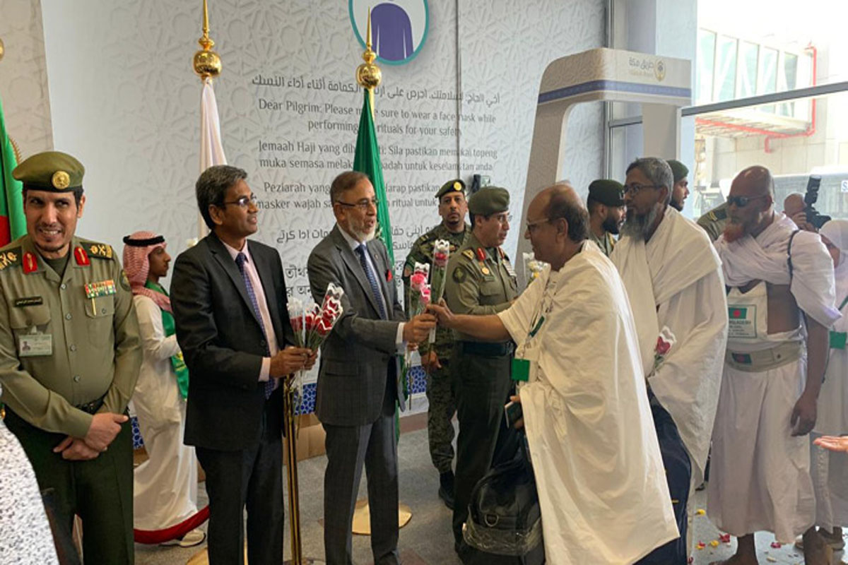 প্রথম হজ ফ্লাইটে সৌদিতে পৌঁছেছেন ৪১৫ বাংলাদেশি