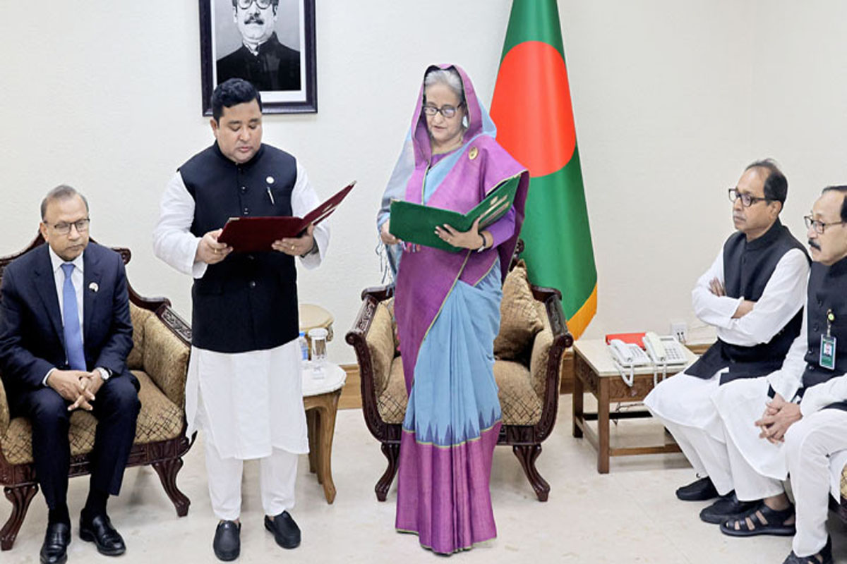 লালমনিরহাট জেলা পরিষদের চেয়ারম্যানকে শপথবাক্য পাঠ করালেন প্রধানমন্ত্রী