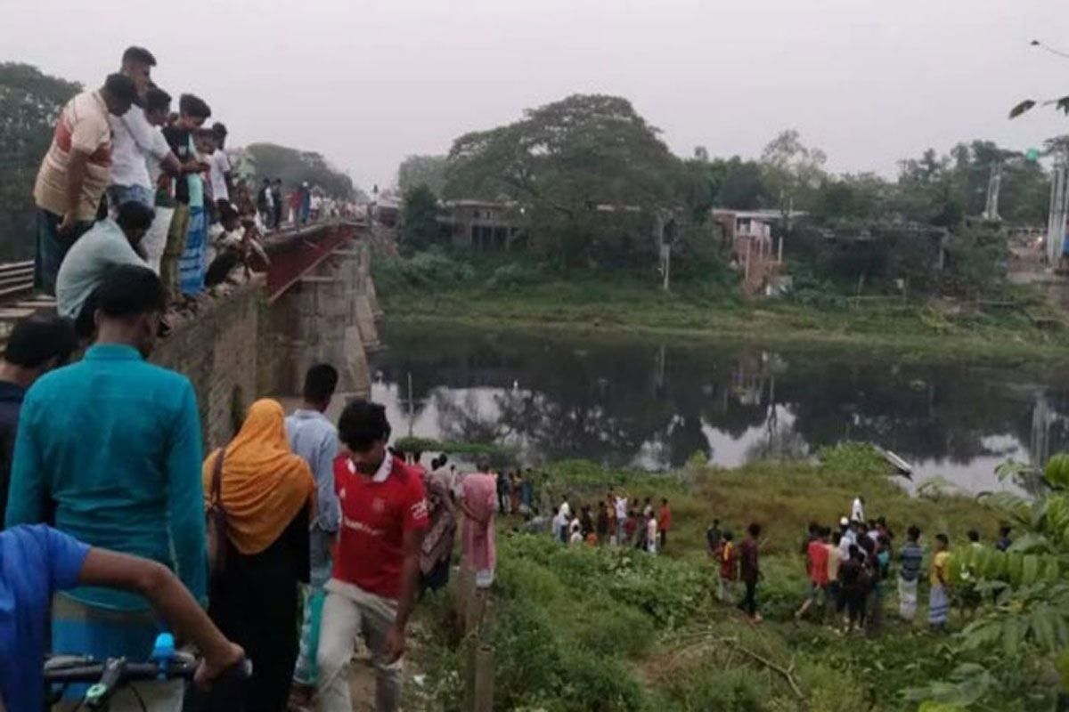 ট্রেনের ধাক্কায় রেলসেতু থেকে পড়ে ২ বৃদ্ধ নিহত