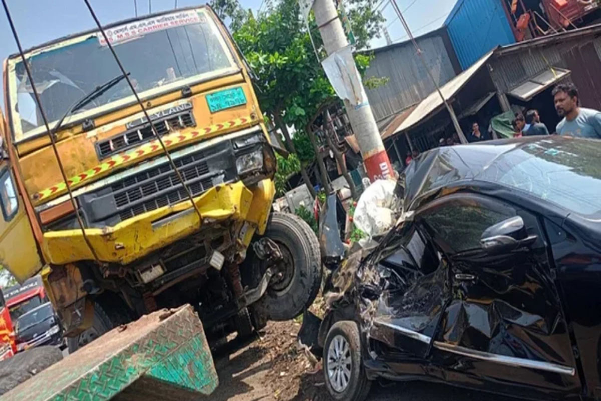 চলন্ত ট্রাকে চালকের মৃত্যু, নিয়ন্ত্রণহীন হারিয়ে কয়েক গাড়িতে ধাক্কা