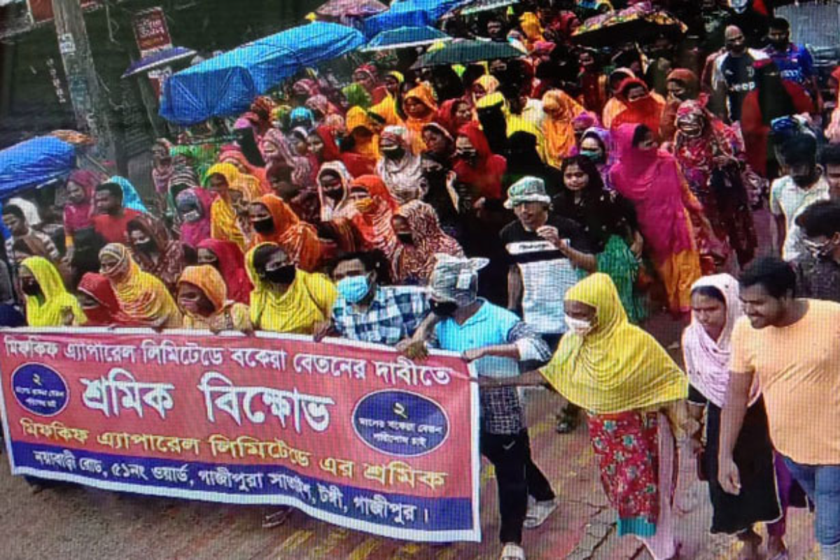 বেতন দাবিতে শ্রমিক বিক্ষোভ, মহাসড়ক অবরোধ