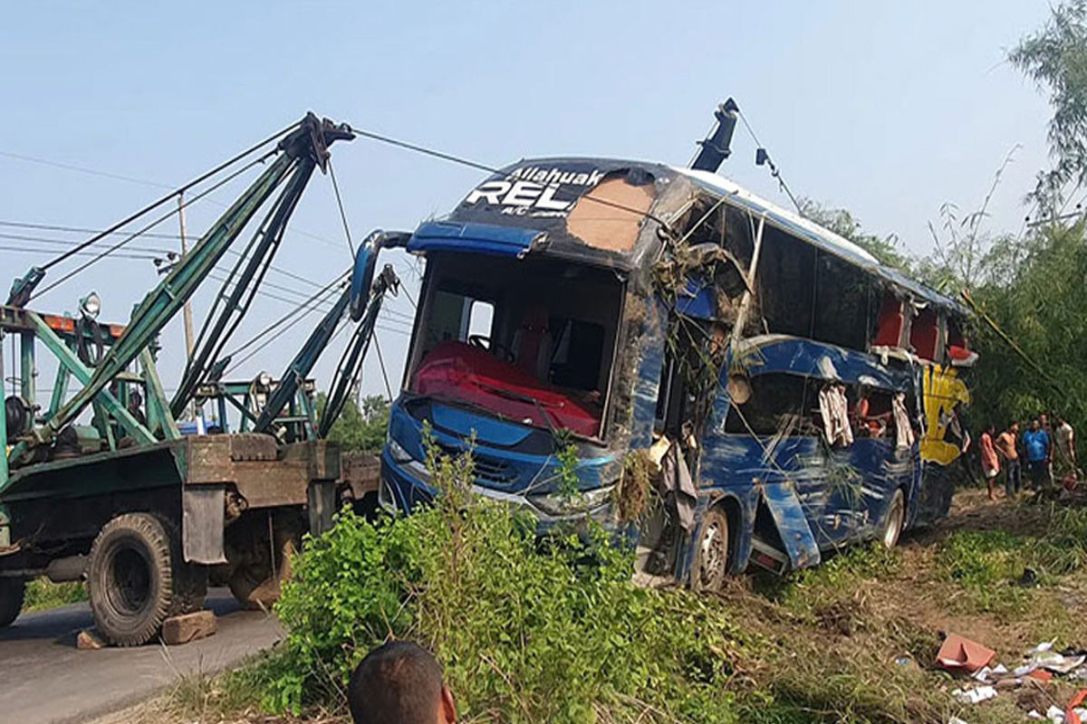বাস নিয়ন্ত্রণ হারিয়ে খাদে, প্রাণ গেল ৫ জনের