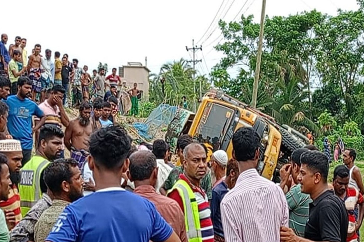 সাতক্ষীরায় ট্রাক উল্টে নিহত ২, আহত ১১