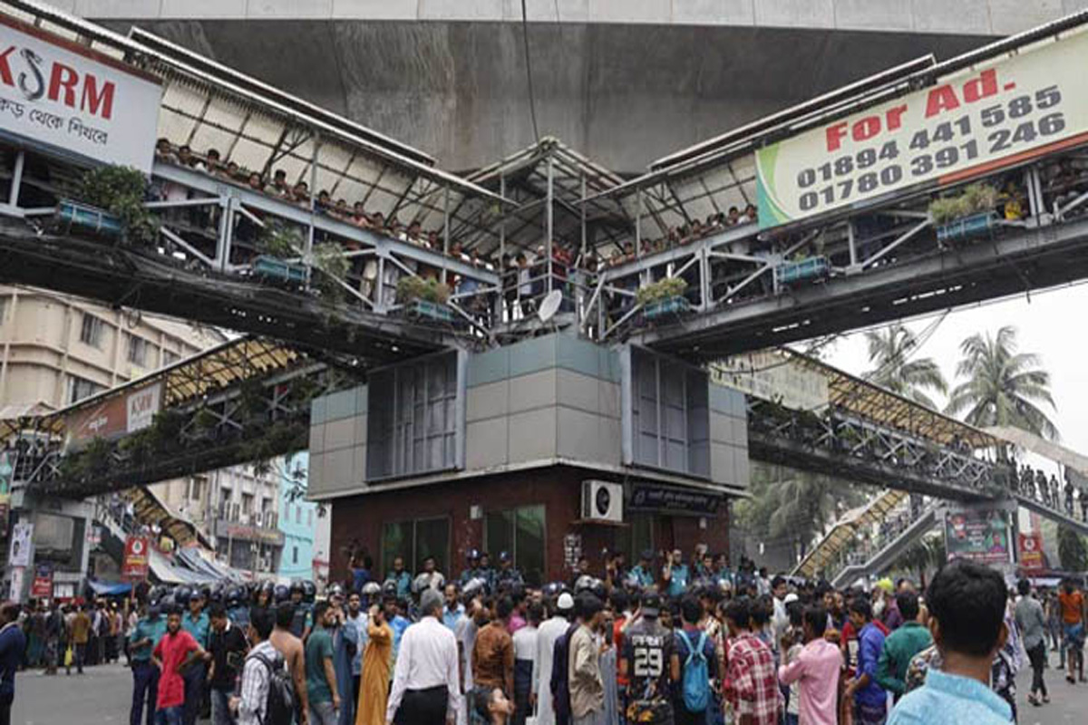 রাজধানীতে পুলিশ-অটোরিকশা চালকদের সংঘর্ষ