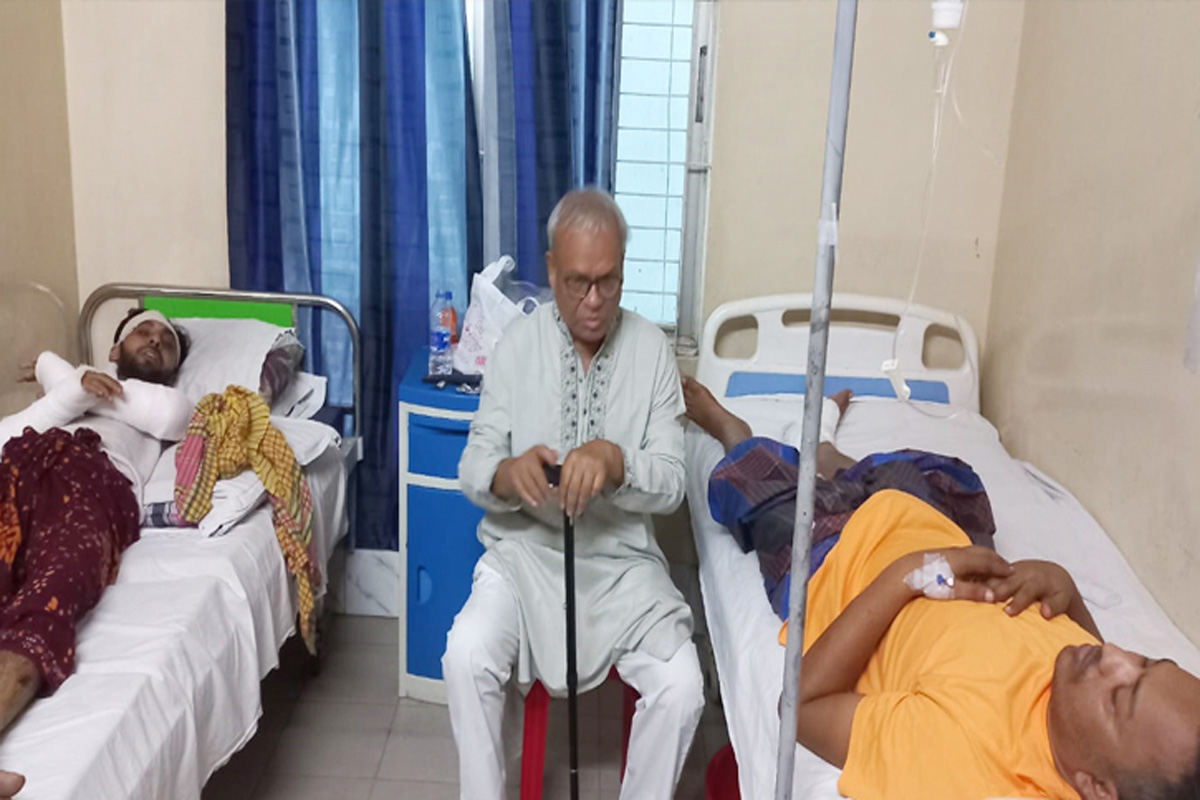 আহত ছাত্রদল নেতাদের হাসপাতালে দেখতে গেলেন রিজভী