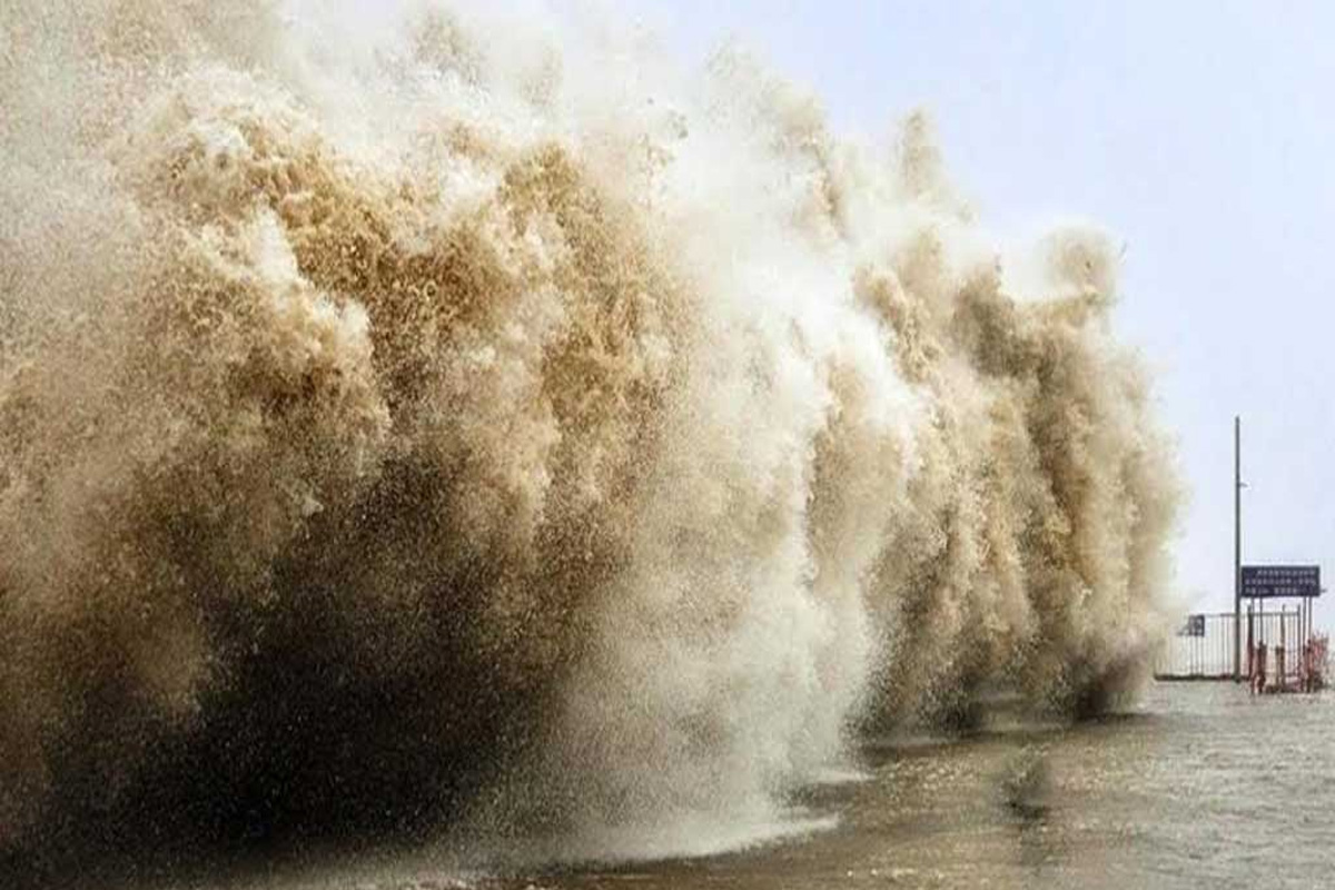 ১৬ জেলায় ১২ ফুট উচ্চতার জলোচ্ছ্বাস ও ভূমিধসের শঙ্কা