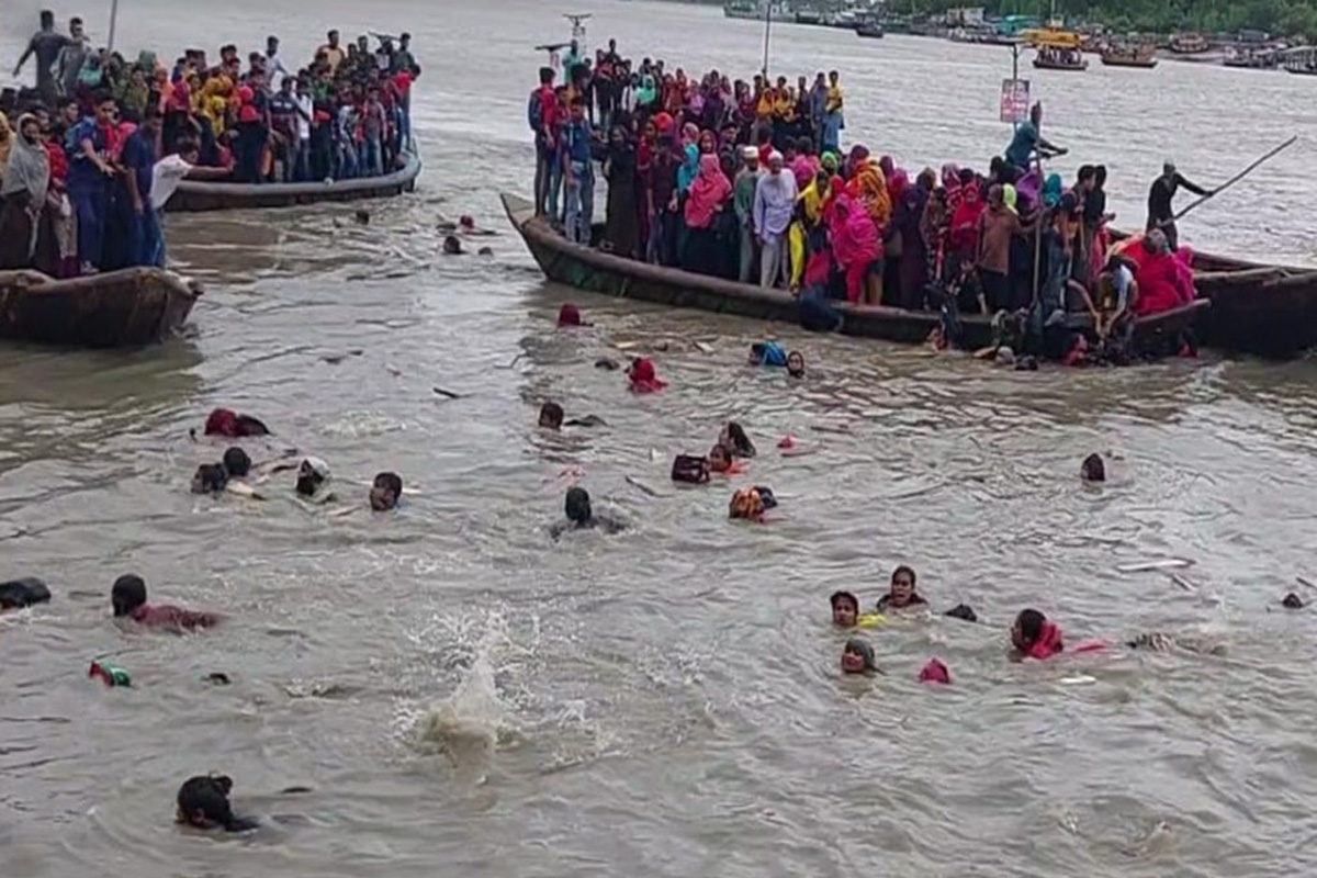 ৮০ যাত্রী নিয়ে ডুবে গেল ট্রলার
