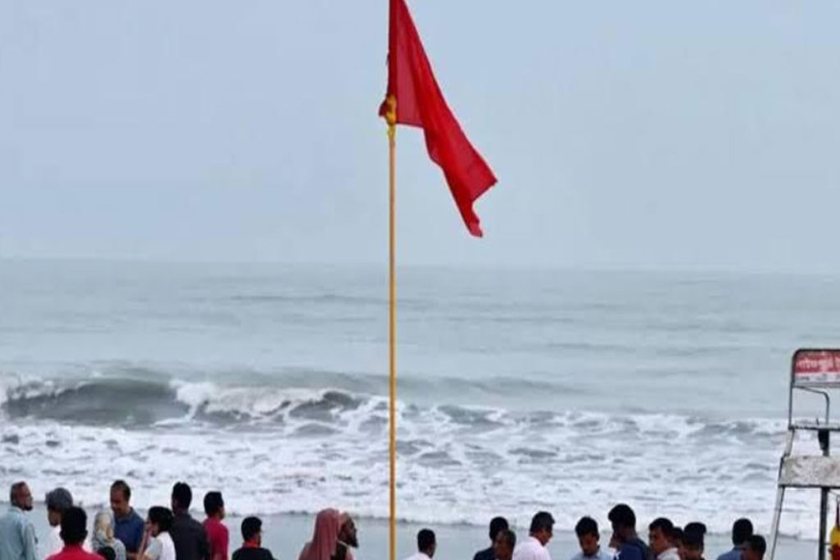 উত্তাল সাগর দেখতে সৈকতে পর্যটকের ভিড়