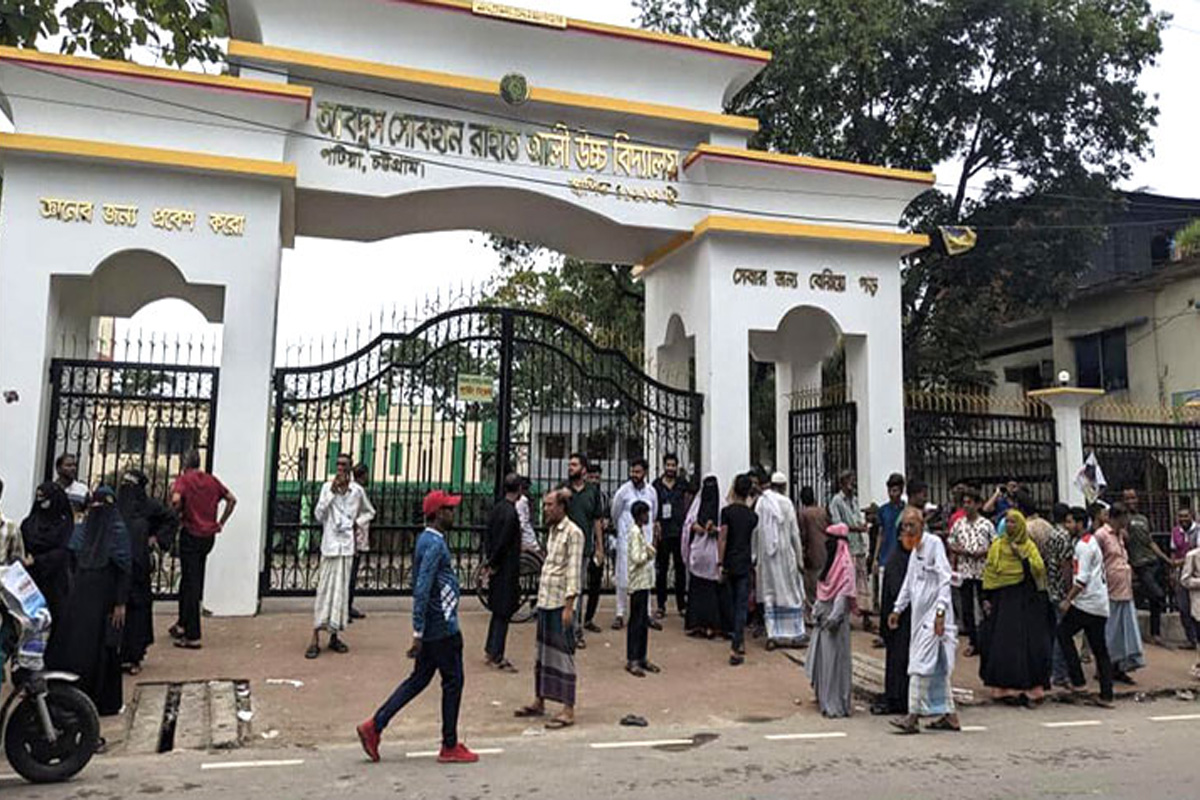 চট্টগ্রামে ব্যালট ছিনতাই, এক কেন্দ্রে ভোটগ্রহণ বন্ধ