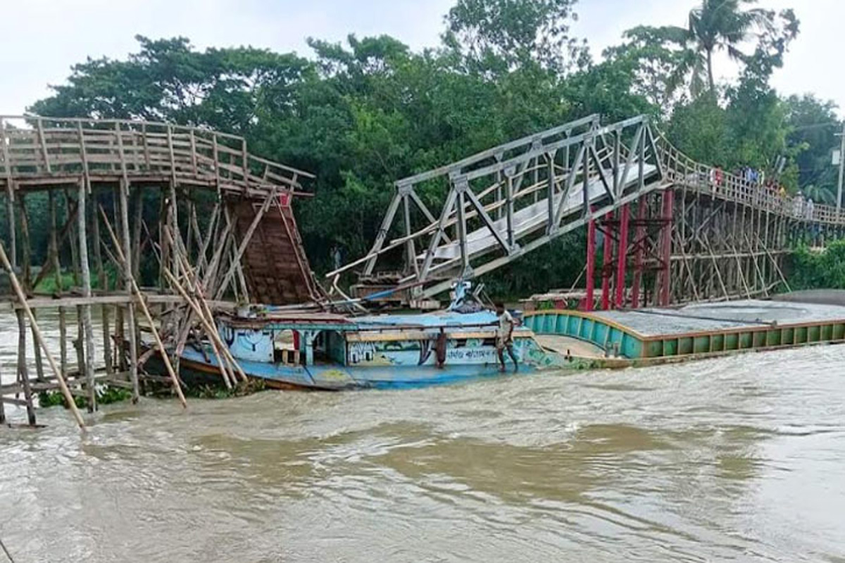 তিতাসে বাল্কহেডের ধাক্কায় সেতু ভেঙে নদীতে, যোগাযোগ বিচ্ছিন্ন