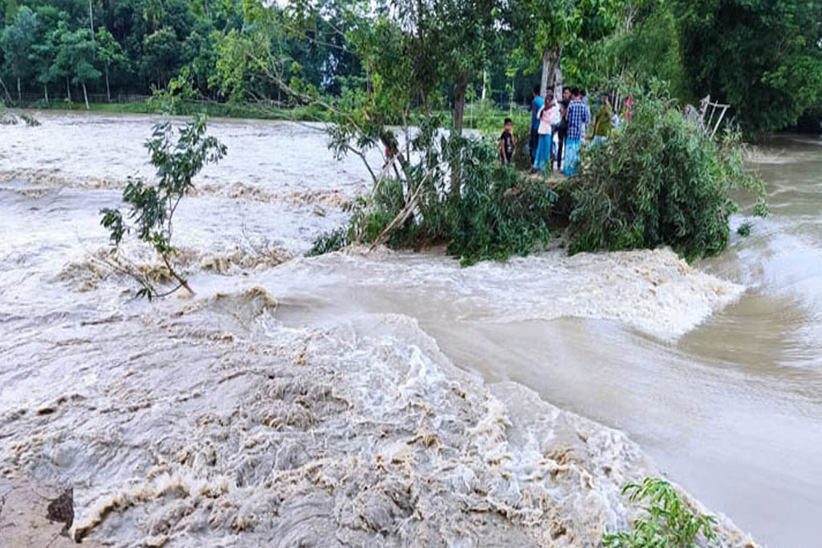 সিলেটে বন্যা পরিস্থিতির অবনতি, পানিবন্দি ৩ লাখ মানুষ