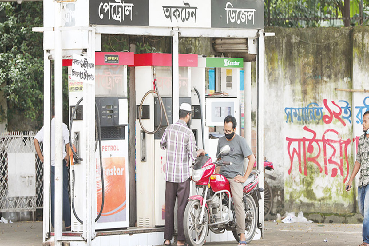 সারাদেশে আজ থেকেই ‘নো হেলমেট, নো ফুয়েল’ কার্যকরের নির্দেশ