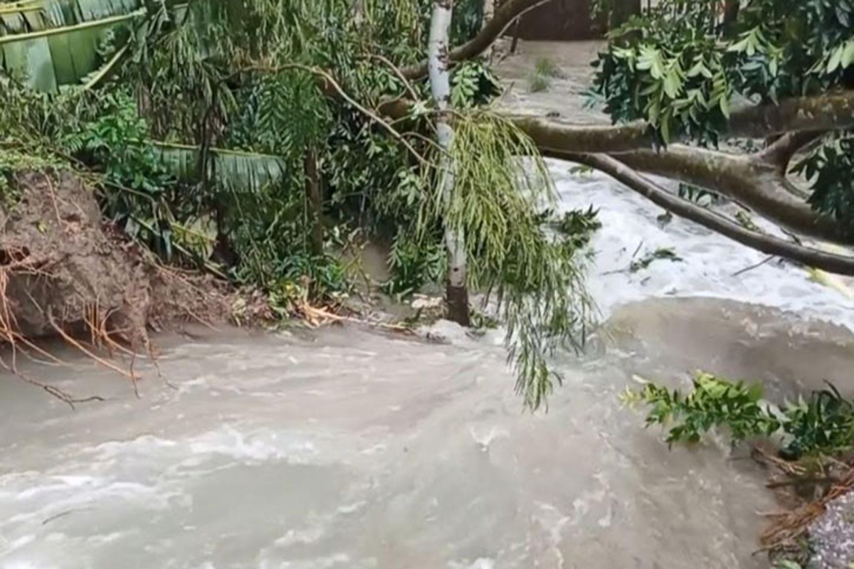 বরগুনায় ভাঙা বাঁধ দিয়ে এখনো পানি ঢুকছে লোকালয়ে