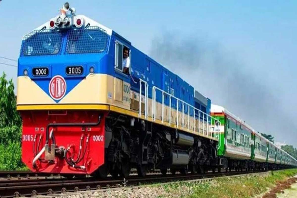 আজ থেকে ট্রেনে গুনতে হবে বাড়তি ভাড়া