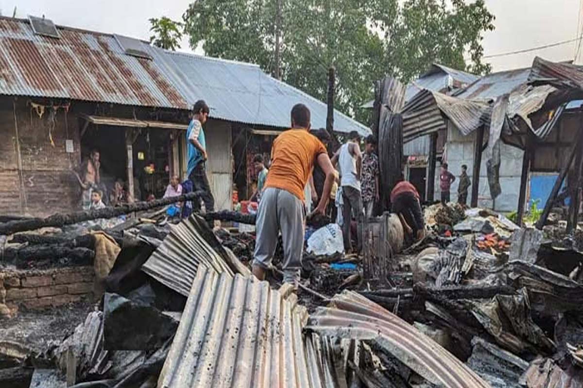খাগড়াছড়িতে আগুনে পুড়ল ২০ দোকান