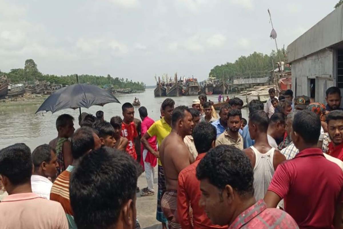 খালে নোঙর করা ট্রলারে আরেকটির ধাক্কা, জেলে নিখোঁজ
