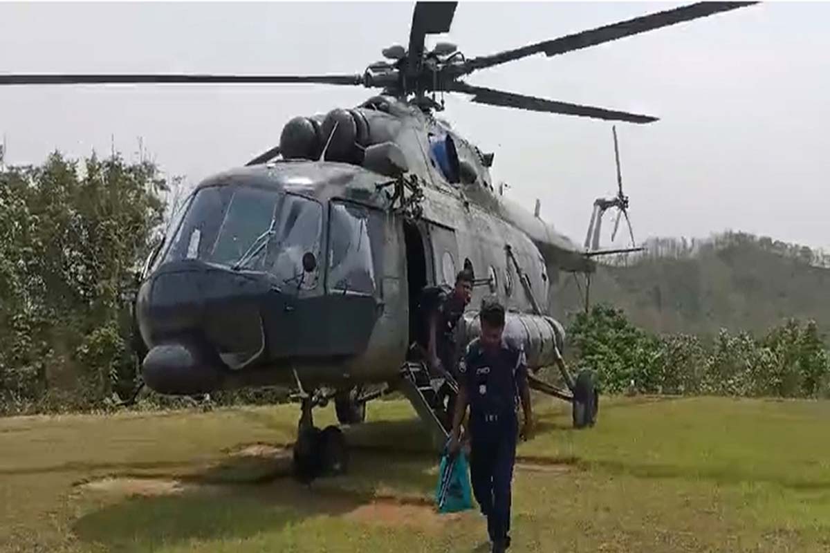 পাহাড়ের দুর্গম ৯ ভোটকেন্দ্রে হেলিকপ্টারে গেলো নির্বাচনী সরঞ্জাম