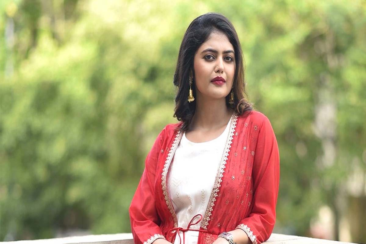 গাড়ির ওপর ভেঙে পড়ল গাছ, প্রাণে বাঁচলেন অভিনেত্রী