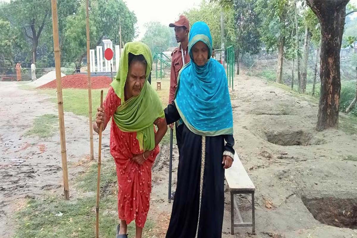 নাটোরে লাঠিতে ভর দিয়ে এসে ভোট দিলেন ৯০ বছরের বৃদ্ধা