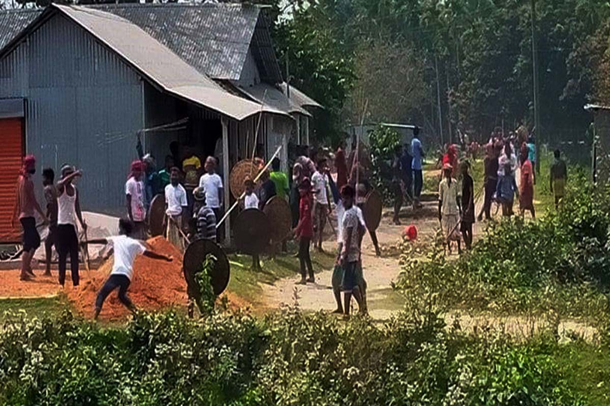 মসজিদের মাইকে ঘোষণা দিয়ে দুপক্ষের মারামারি, আহত ৫০