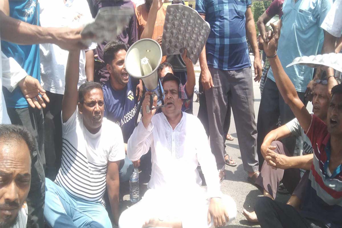 শ্রমিক নেতার বিরুদ্ধে টাকা আত্মসাতের অভিযোগ, সড়ক অবরোধ