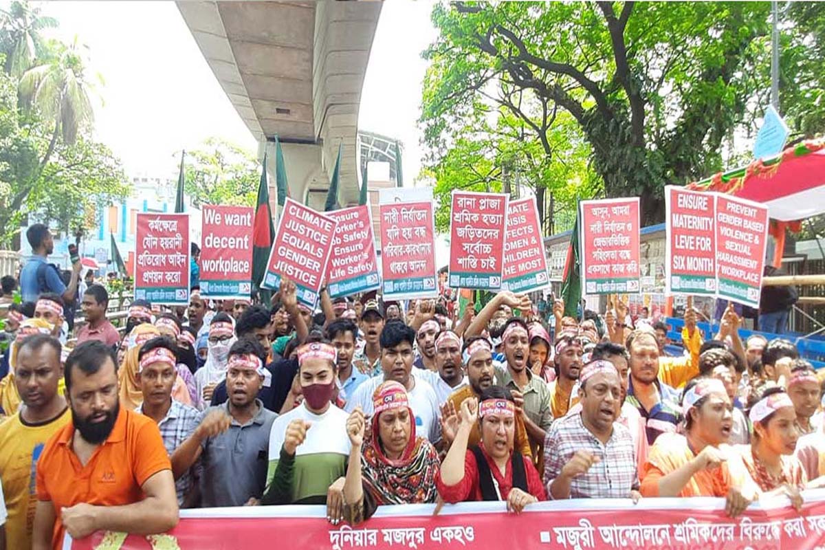 ন্যায্য অধিকারের দাবিতে রাজপথে শ্রমিকরা
