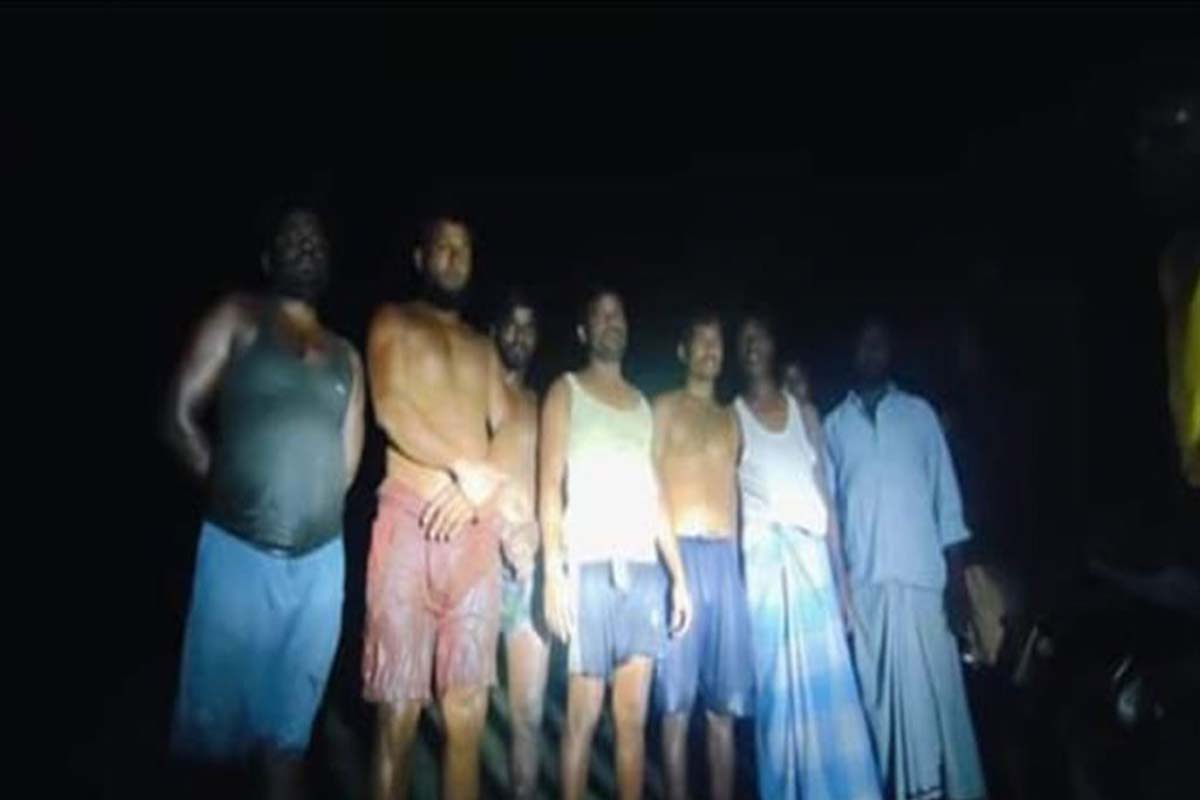 বঙ্গোপসাগরে লবণবাহী ট্রলারডুবি: ২৬ জেলে জীবিত উদ্ধার