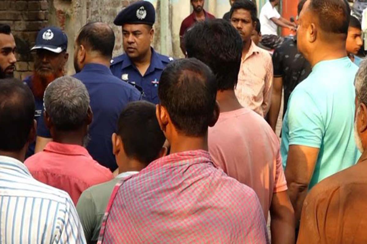 কথা-কাটাকাটির জেরে স্ত্রীকে কুপিয়ে হত্যা, স্বামী আটক