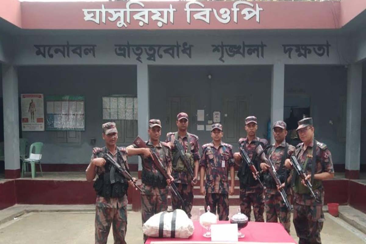 বিরামপুর সীমান্তে তিন কোটি টাকার সাপের বিষ উদ্ধার