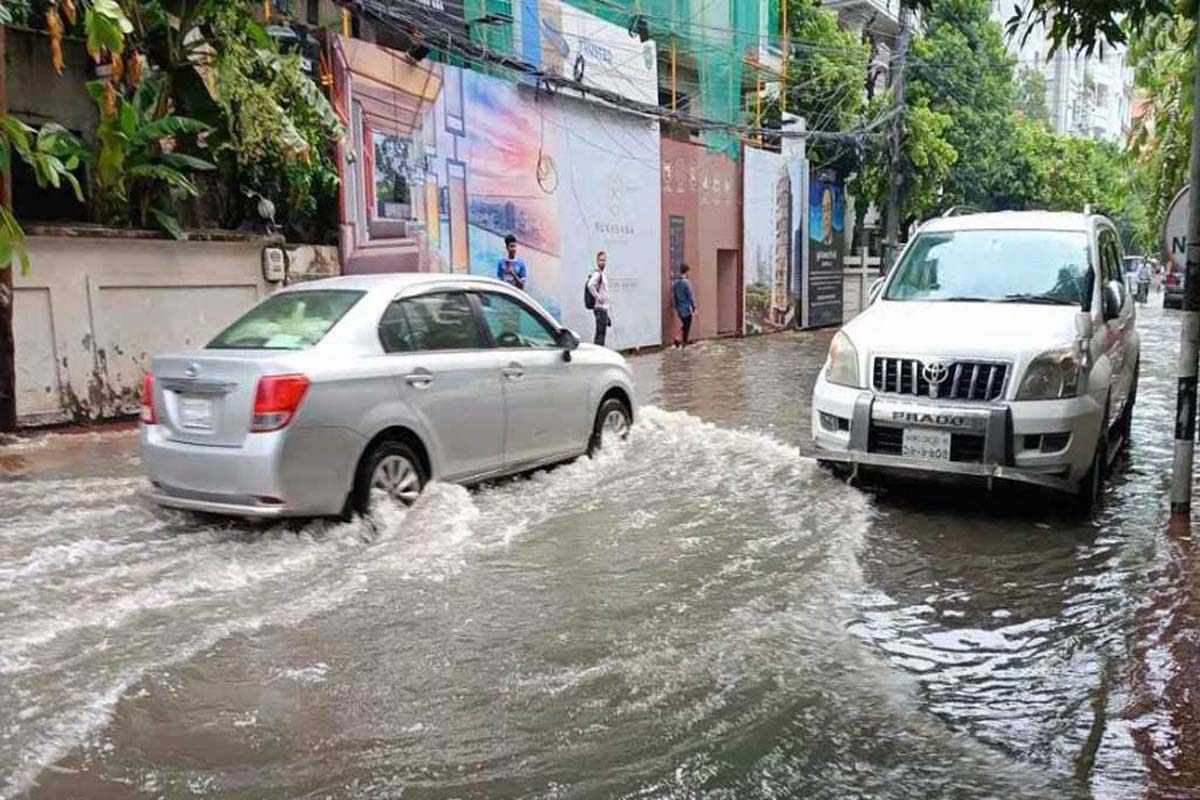 দেড় ঘণ্টার বৃষ্টিতে রাজধানীর বিভিন্ন এলাকায় জলাবদ্ধতা, দুর্ভোগ