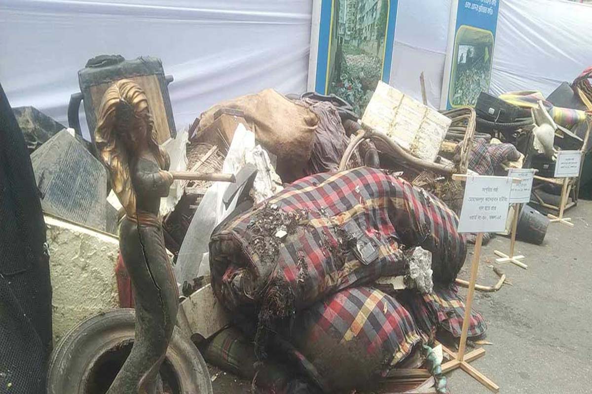 খাল থেকে উদ্ধার ‘ডানাকাটা পরী’, আছে খাট-সোফা-লাগেজও