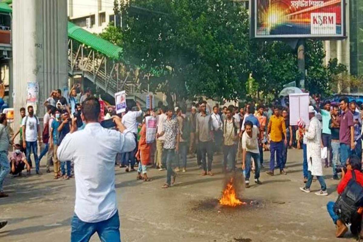 পুলিশের ব্যারিকেড ভেঙে চাকরির বয়স ৩৫ প্রত্যাশীদের অবরোধ