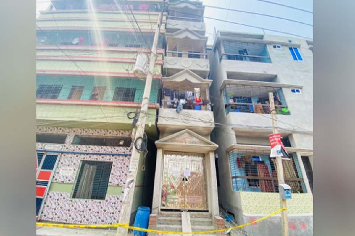 ধামরাইয়ে হেলে পড়েছে চার তলা ভবন