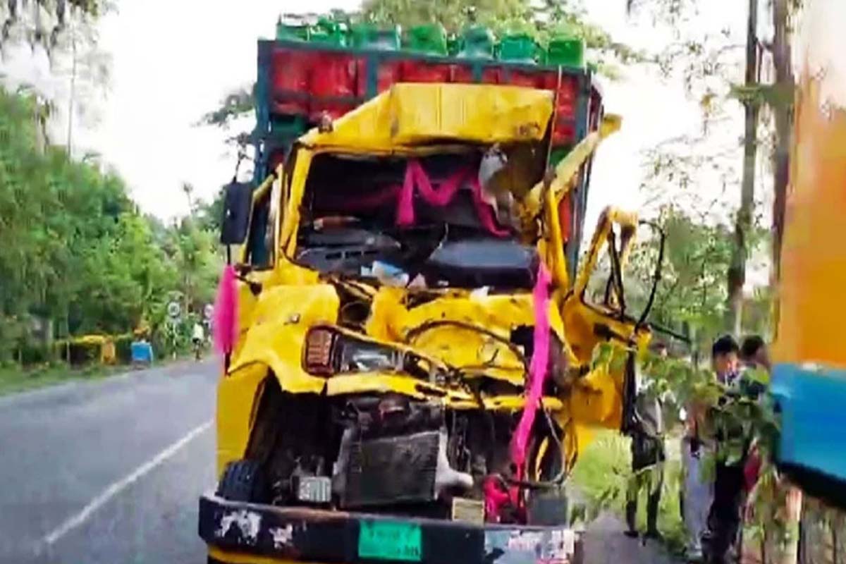 দাঁড়িয়ে থাকা কাভার্ডভ্যানের পেছনে ট্রাকের ধাক্কা, নিহত ১