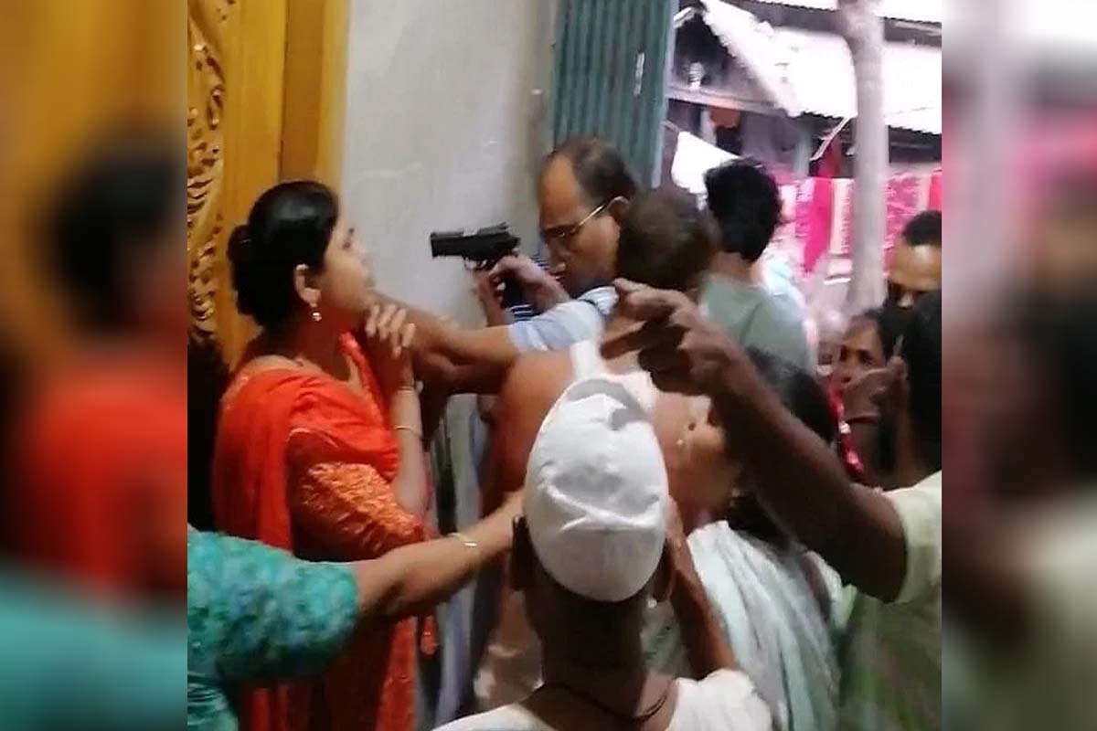যে কারণে নারীর মাথায় পিস্তল ঠেকালেন ডিবি কর্মকর্তা