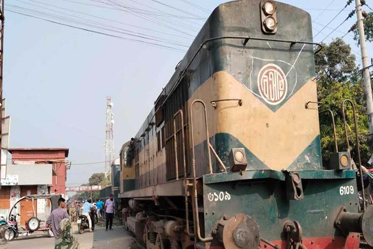 রাজবাড়ীতে মালবাহী ট্রেন লাইনচ্যুত, রেল যোগাযোগ বন্ধ