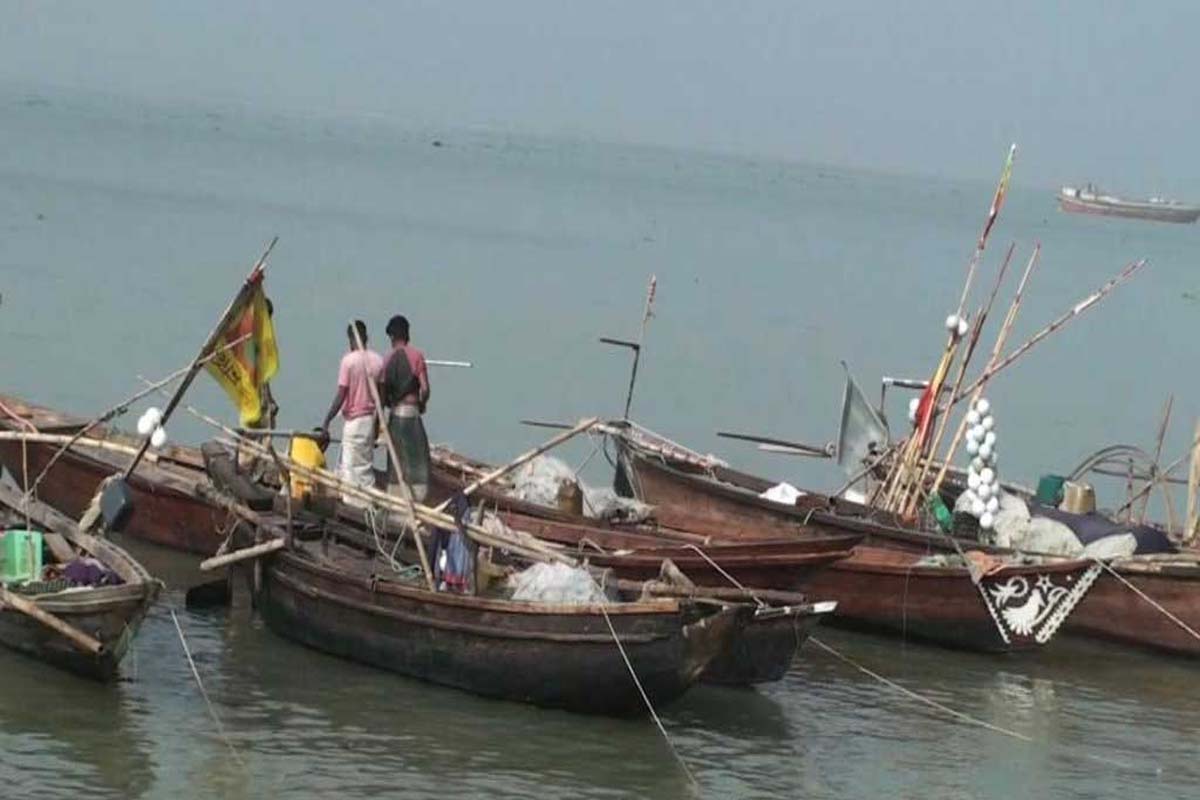 দুই মাসের নিষেধাজ্ঞা শেষে ইলিশ ধরা শুরু