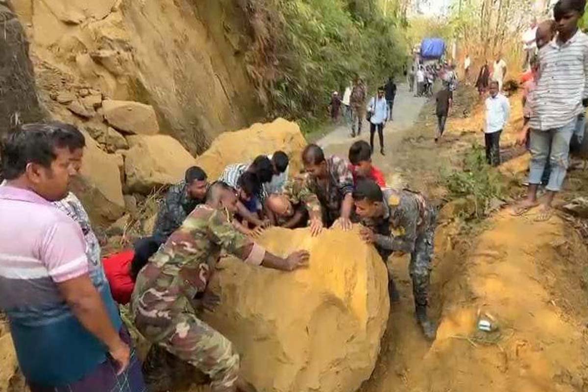 পাহাড় ধসে বাঘাইছড়ি-দীঘিনালা সড়কে যান চলাচল বন্ধ