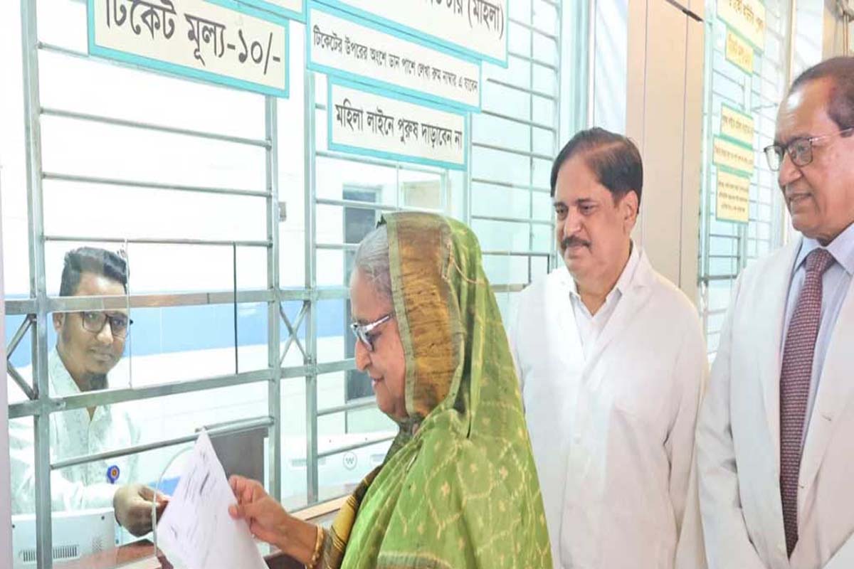১০ টাকায় টিকিট কেটে চোখ পরীক্ষা করালেন প্রধানমন্ত্রী
