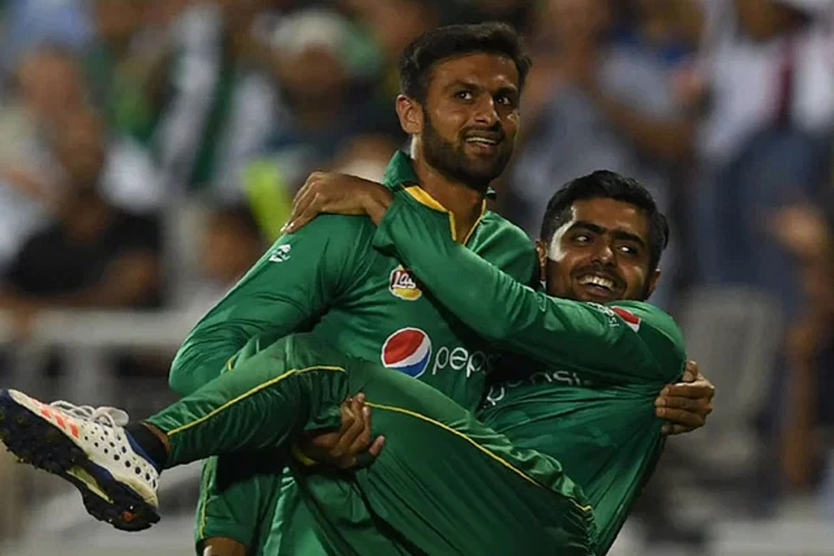 বাবর আজমের পদত্যাগ চাইলেন শোয়েব মালিক